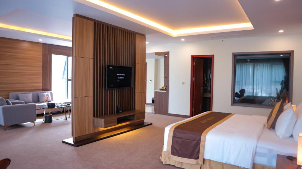 TV/trung tâm giải trí tại YEN BIEN LUXURY HOTEL