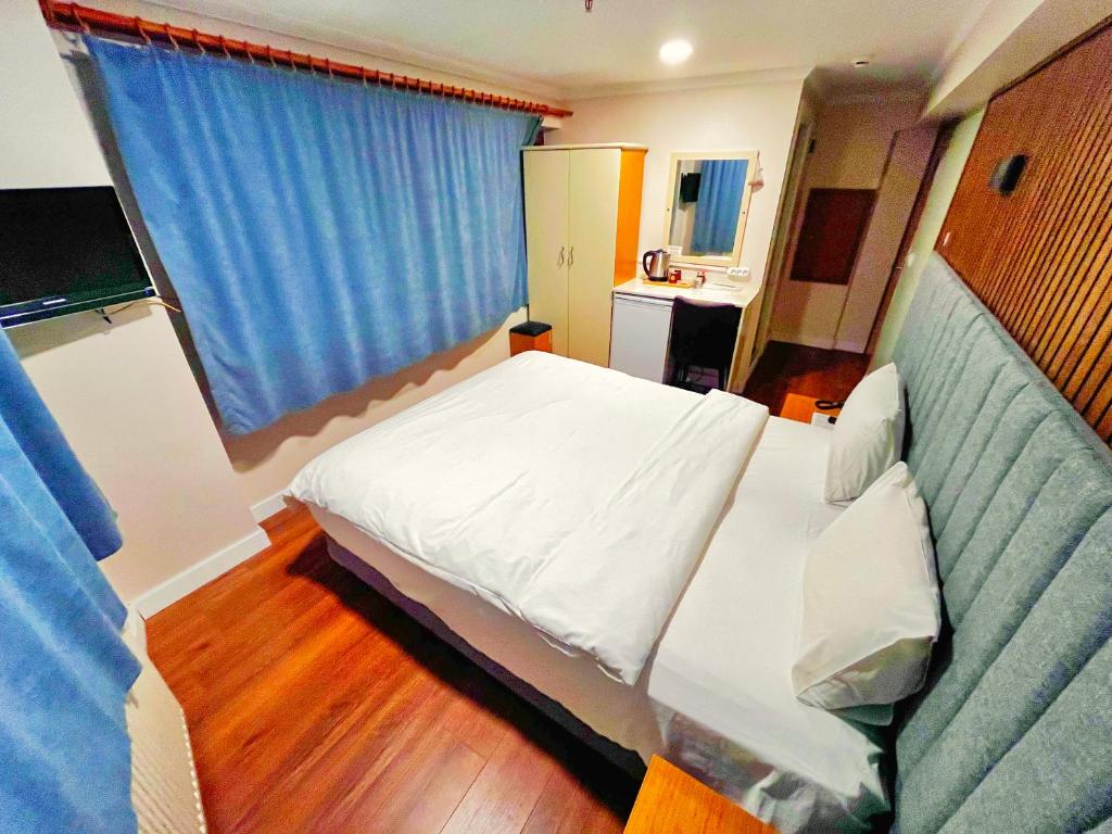 Postel nebo postele na pokoji v ubytování Naila Hotel