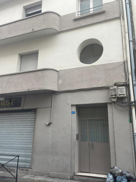 um edifício de apartamentos com uma porta e uma janela em Studio centre ville em Nîmes