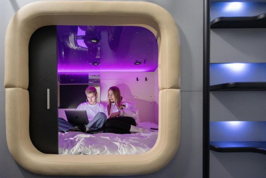 Postel nebo postele na pokoji v ubytování Capsule Hotel Constellation 91