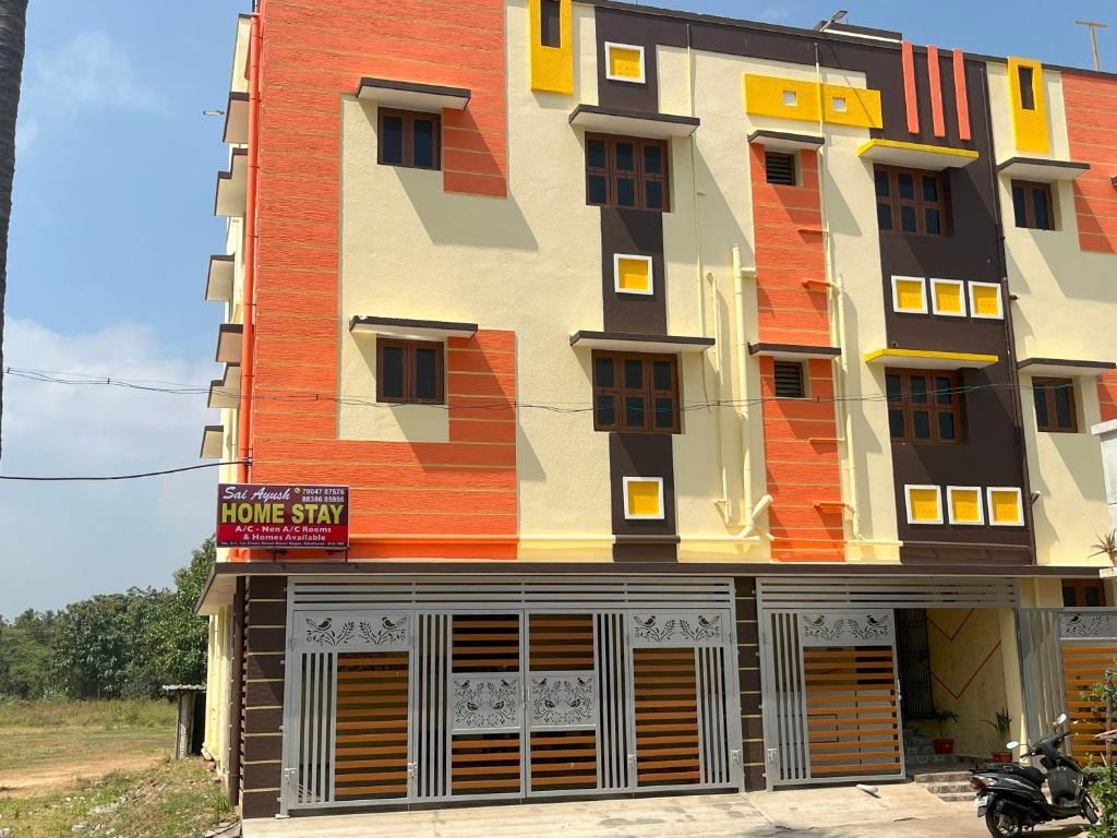 un bâtiment avec un panneau indiquant le séjour à la maison dans l'établissement Sai Ayush Homestay, à Kumbakonam