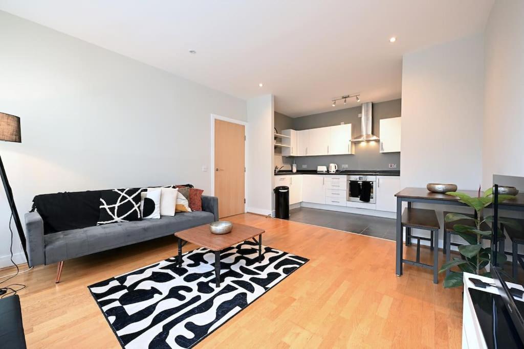 Un lugar para sentarse en London Apartment Next To Station + Parking