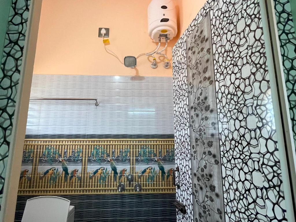 Koupelna v ubytování Sai Ayush Homestay