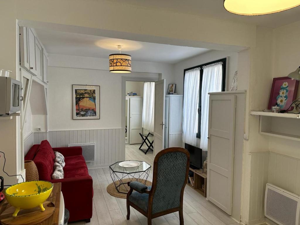 a living room with a couch and a table at Timounyan T2 centre ville au calme Animaux acceptés in Arcachon