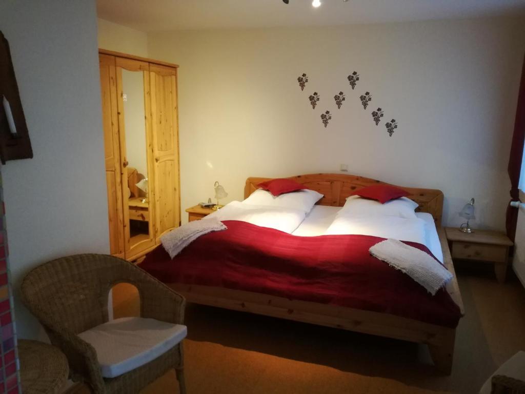Postel nebo postele na pokoji v ubytování Gästezimmer / Weingut Peter