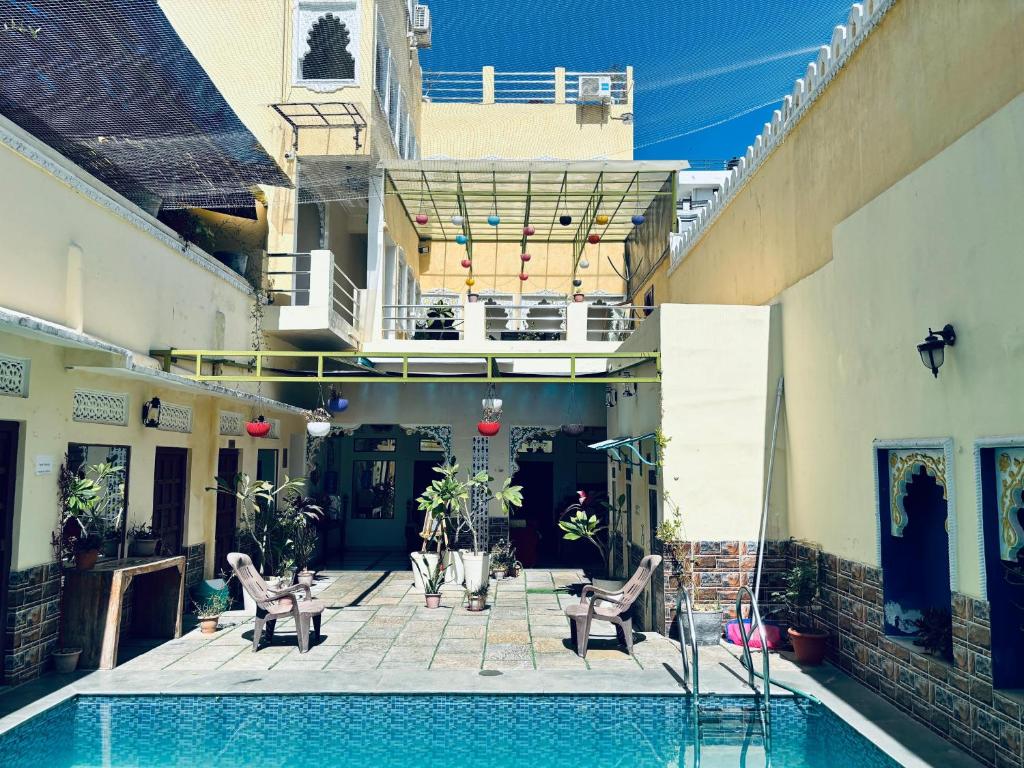 a house with a swimming pool in a courtyard at Hotel Ushaan Haveli in Udaipur