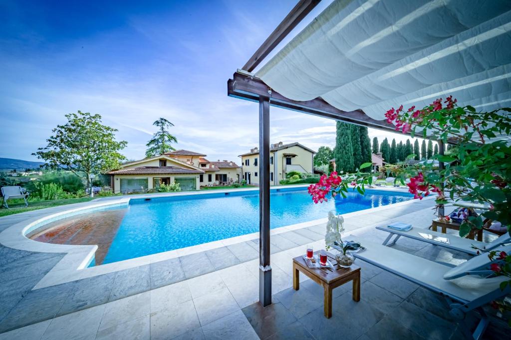 una imagen de una piscina en una casa en Borgo Spedaletto 3 - Dolcevita Holiday, en Grassina