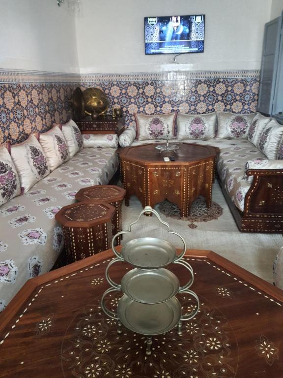 een woonkamer met een bank en een tafel bij Marrakech plus in Marrakesh