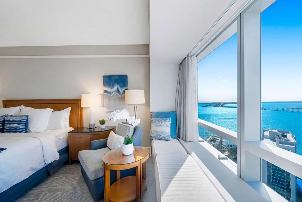 Habitación de hotel con cama y ventana grande en Casiola Apartments in Four Seasons Miami, en Miami