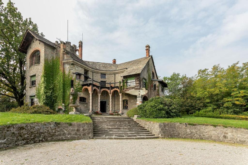 uma casa velha com escadas que levam até ela em Villa Rocchetta em Bosisio Parini