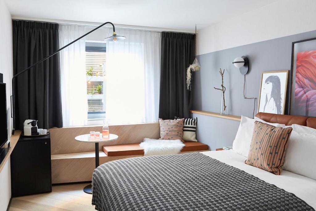 een hotelkamer met een bed en een bank bij Hotel Indigo Antwerp City Centre, an IHG Hotel in Antwerpen