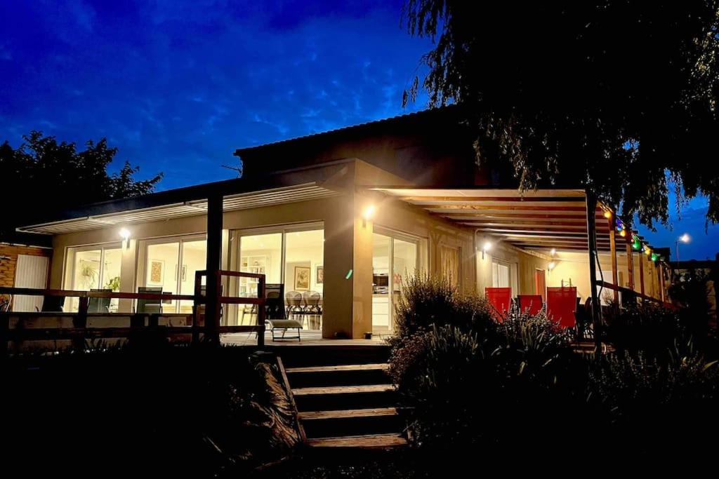 une maison éclairée à l'avant dans l'établissement A l'ombre du Saule. Villa 10 personnes + piscine, à Saint-Romain-en-Viennois