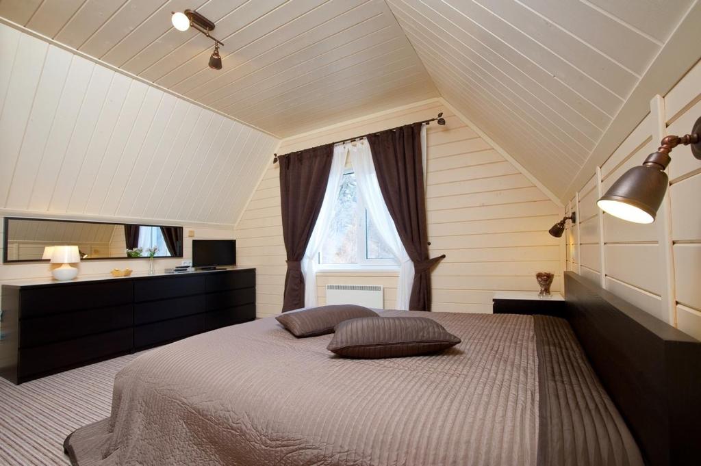 グゼリプリにあるChalet Voyageのベッドルーム(大型ベッド1台、窓付)
