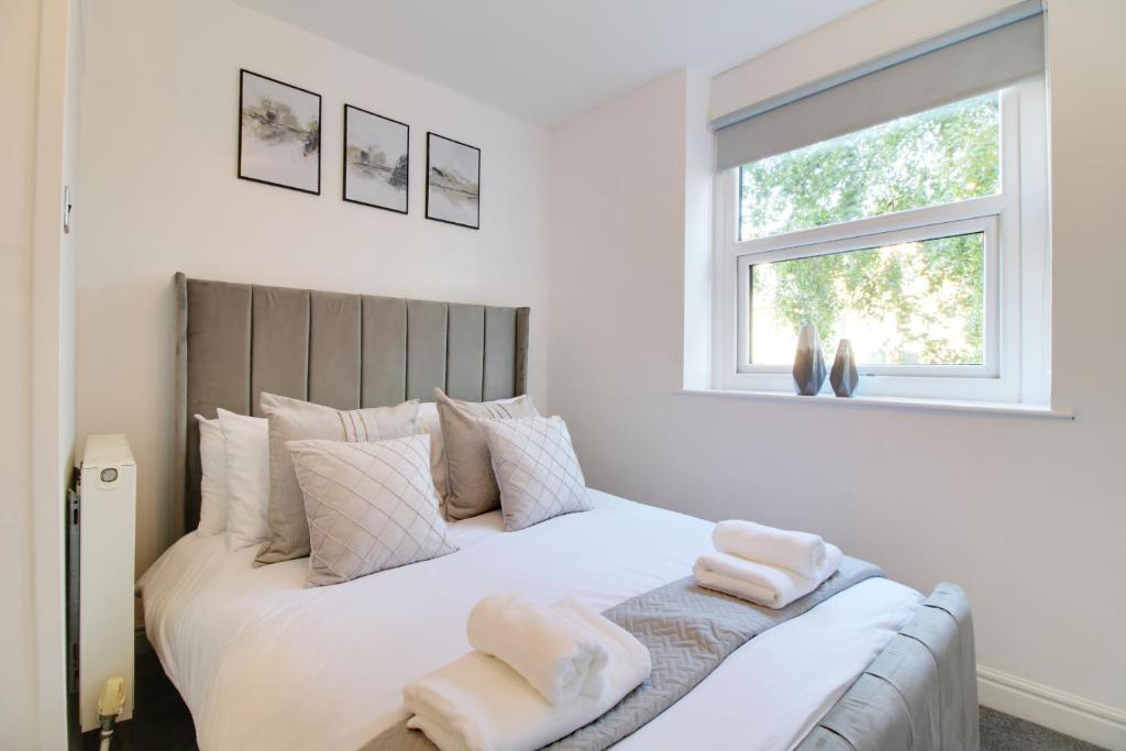 Postel nebo postele na pokoji v ubytování Modern Harrogate Centre Apartment