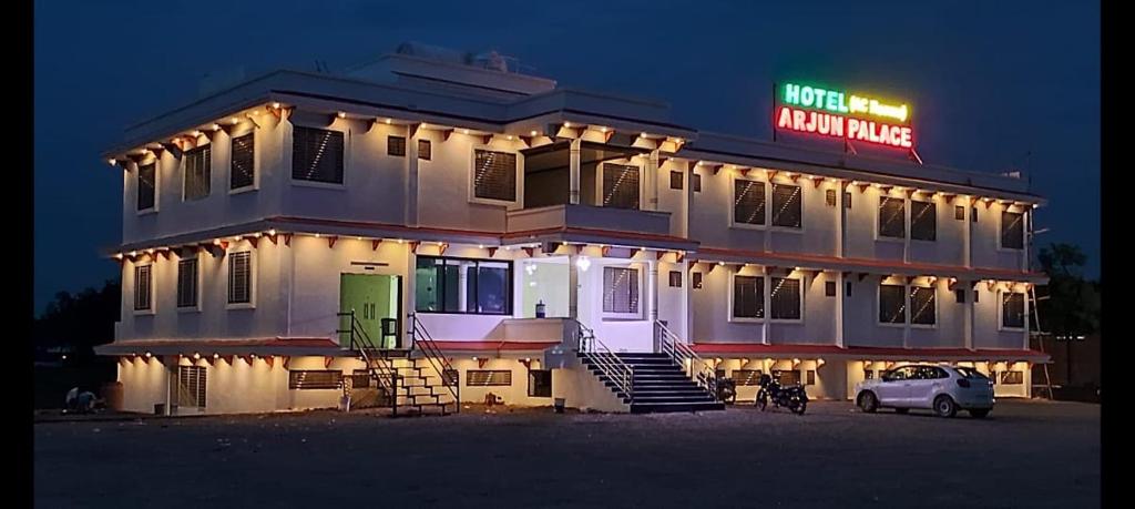 Hotel Arjun Palace - Housity