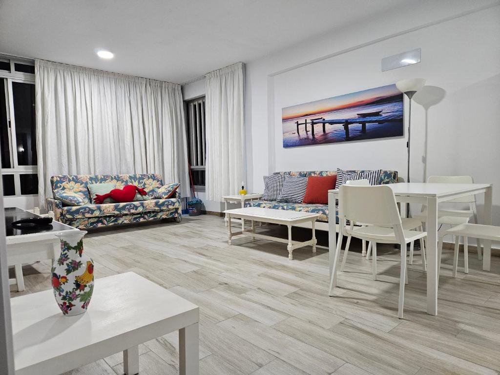Fotografia z galérie ubytovania Apartamentos Atlantis - Yumbo I v destinácii San Bartolomé