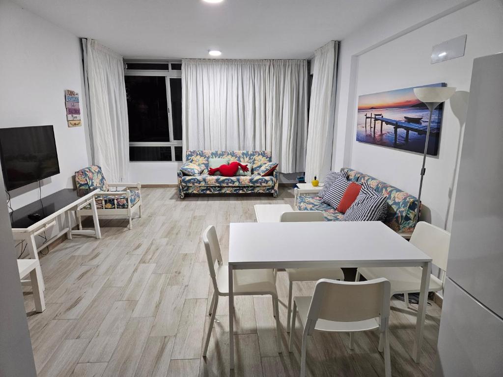 Fotografia z galérie ubytovania Apartamentos Atlantis - Yumbo I v destinácii San Bartolomé
