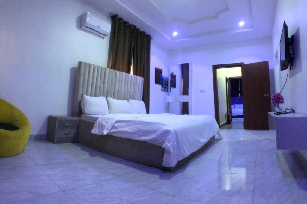 1 dormitorio con 1 cama grande en una habitación en Carolina Apartments Wuye, en Abuja