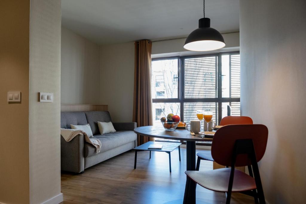 sala de estar con sofá y mesa en MH Apartments Urban, en Barcelona