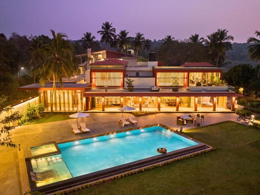 Goa Velha的住宿－Kidena House，享有带游泳池的房屋的空中景致