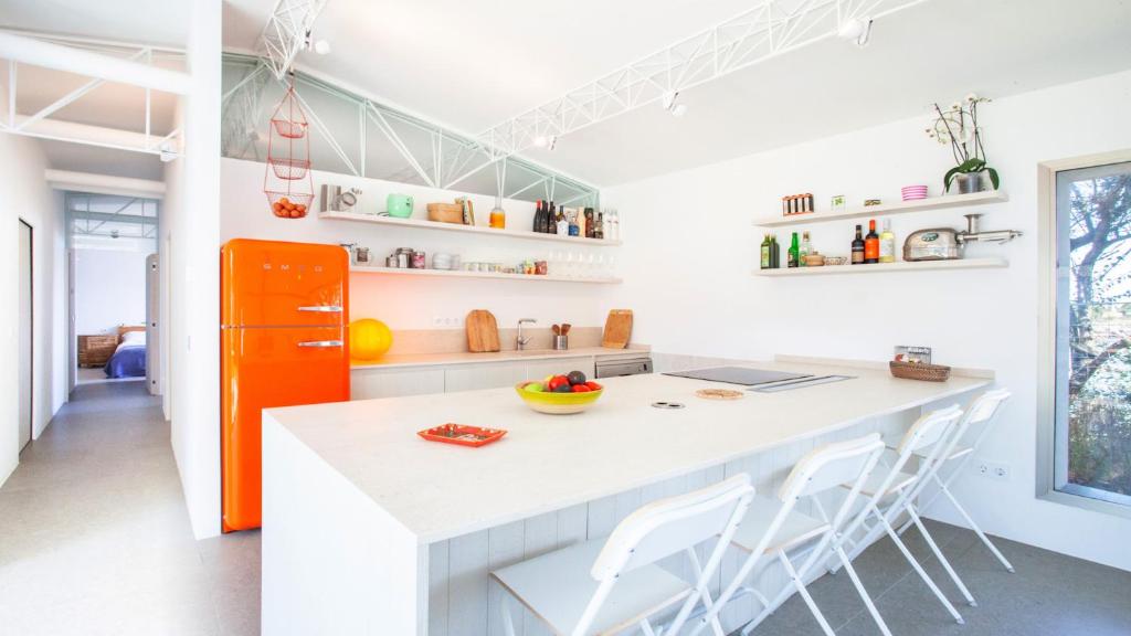 Kuchyň nebo kuchyňský kout v ubytování A Factoria Beach House by Prishomes