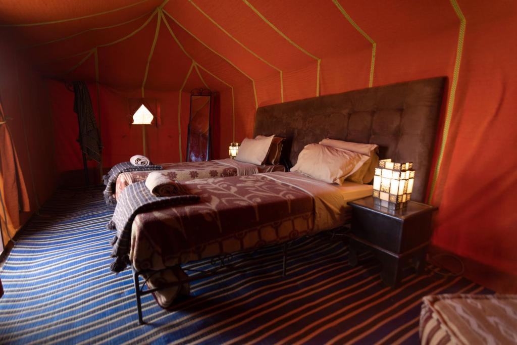 Mhamid的住宿－Erg Chegaga Desert Standard Camp，一间帐篷内带两张床的卧室