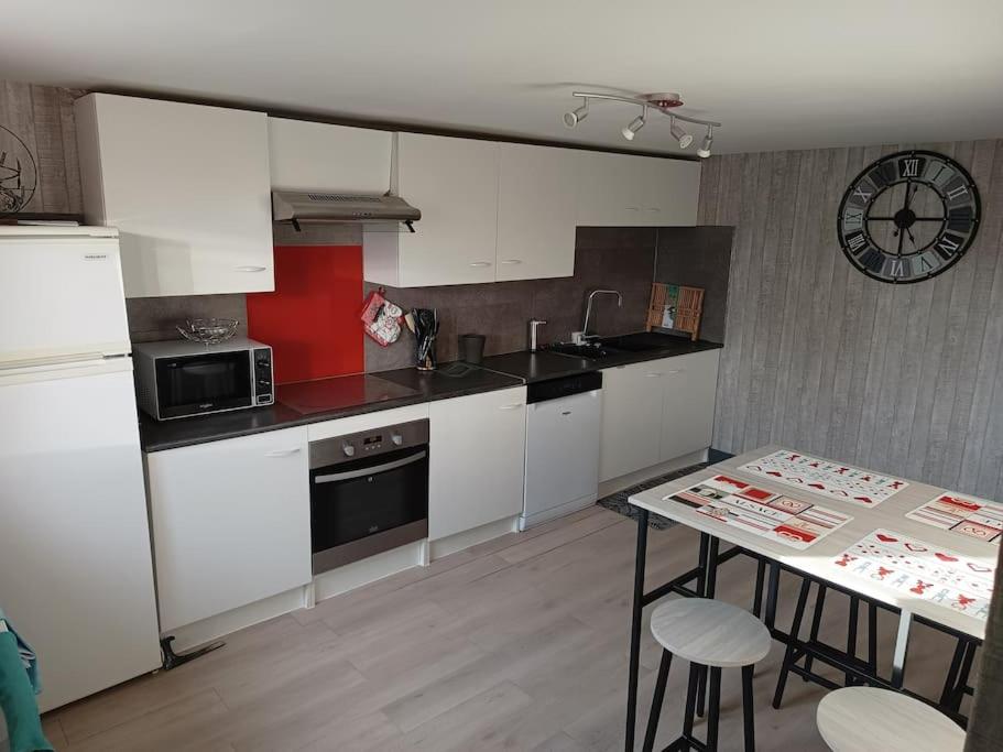Kuchyň nebo kuchyňský kout v ubytování Gîte Chez l'Oncle Paul