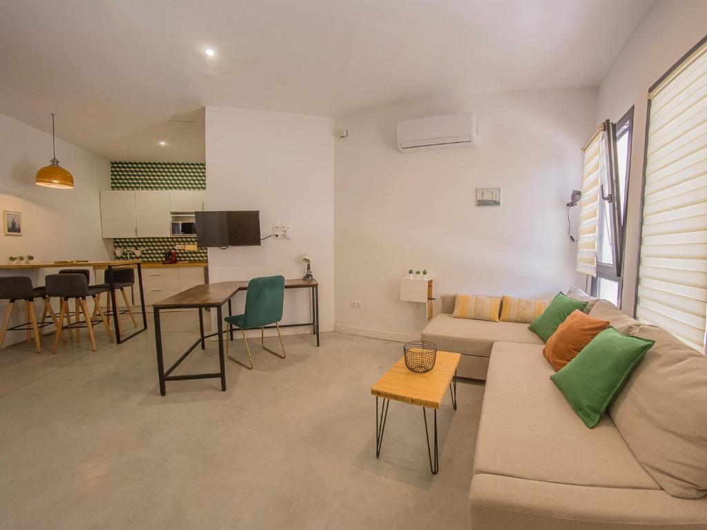un soggiorno con divano e tavolo di Apartamentos Granada Parque de Las Ciencias 3000 a Granada
