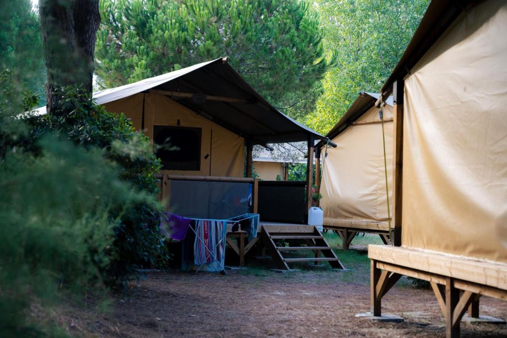 ein Zelt mit einer Wäscheleine davor in der Unterkunft Camping l&#39;Etoile de Mer - Maeva in Sérignan