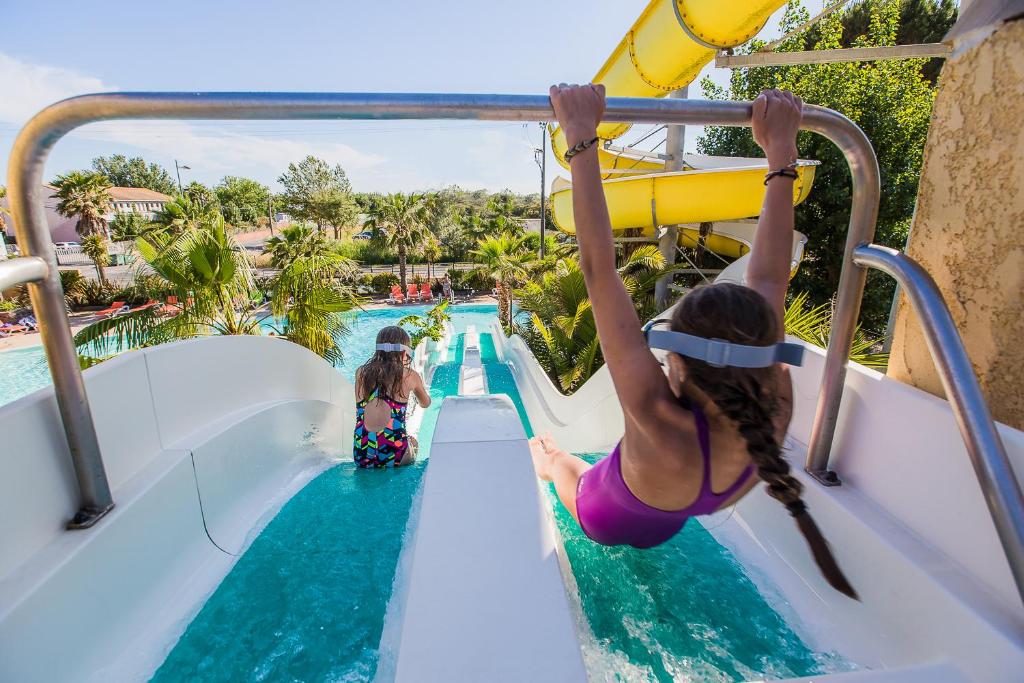 Ein Wasserpark auf dem Campingplatz oder in der Nähe