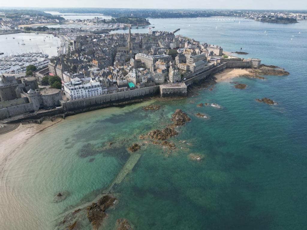 Call girl Saint-Malo
