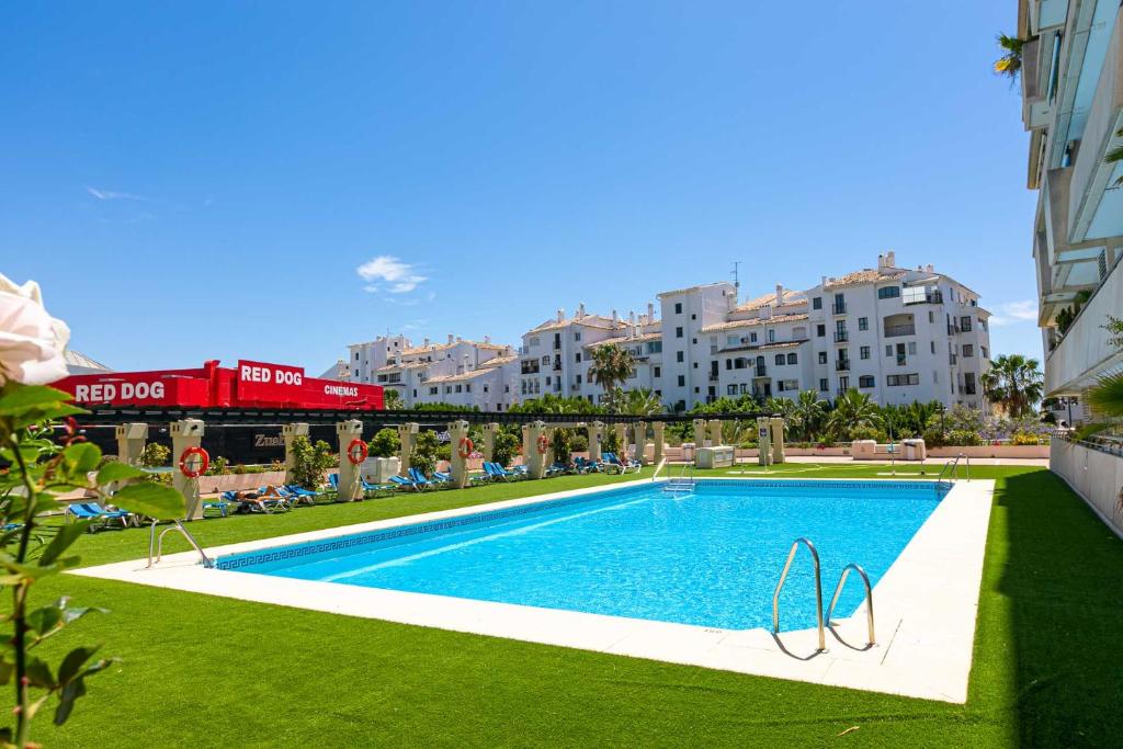 ein Pool vor einigen Apartmentgebäuden in der Unterkunft Puerto Banús, seaviews, 2 bedrooms and parking in Marbella