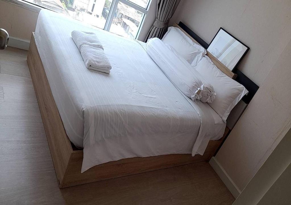 Llit o llits en una habitació de Rent-Sale คอนโดสุขุมวิท 1ห้องนอน 1ห้องน้ำ ใกล้ BTS อุดมสุข
