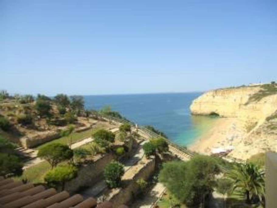 uma vista para a praia e para o oceano em House with amazing beach view! em Carvoeiro