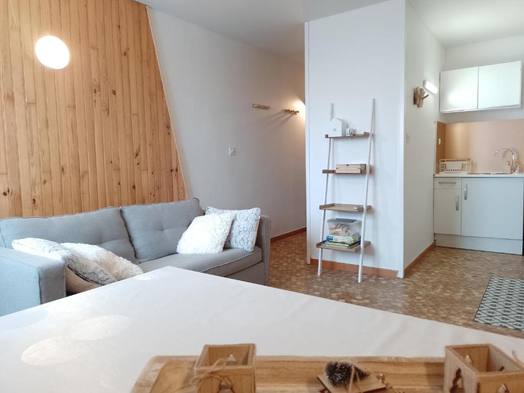 a living room with a couch and a table at Les Tomettes - Apt. 5 personnes in Saint-Lary-Soulan