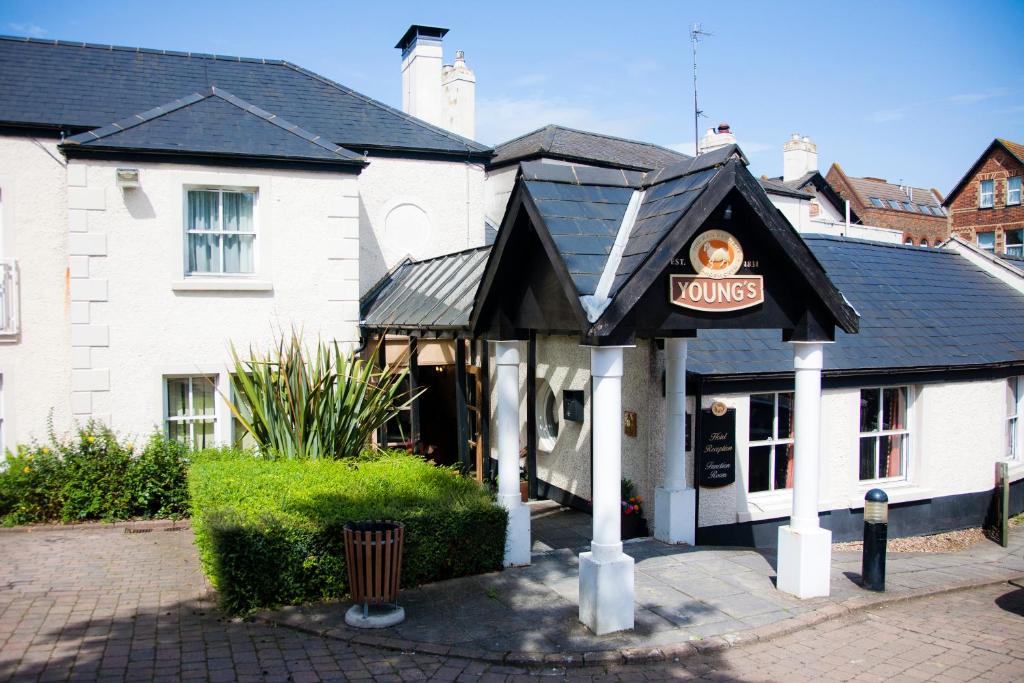 un restaurant avec un panneau à l'avant d'un bâtiment dans l'établissement Dukes Head Hotel, à Croydon