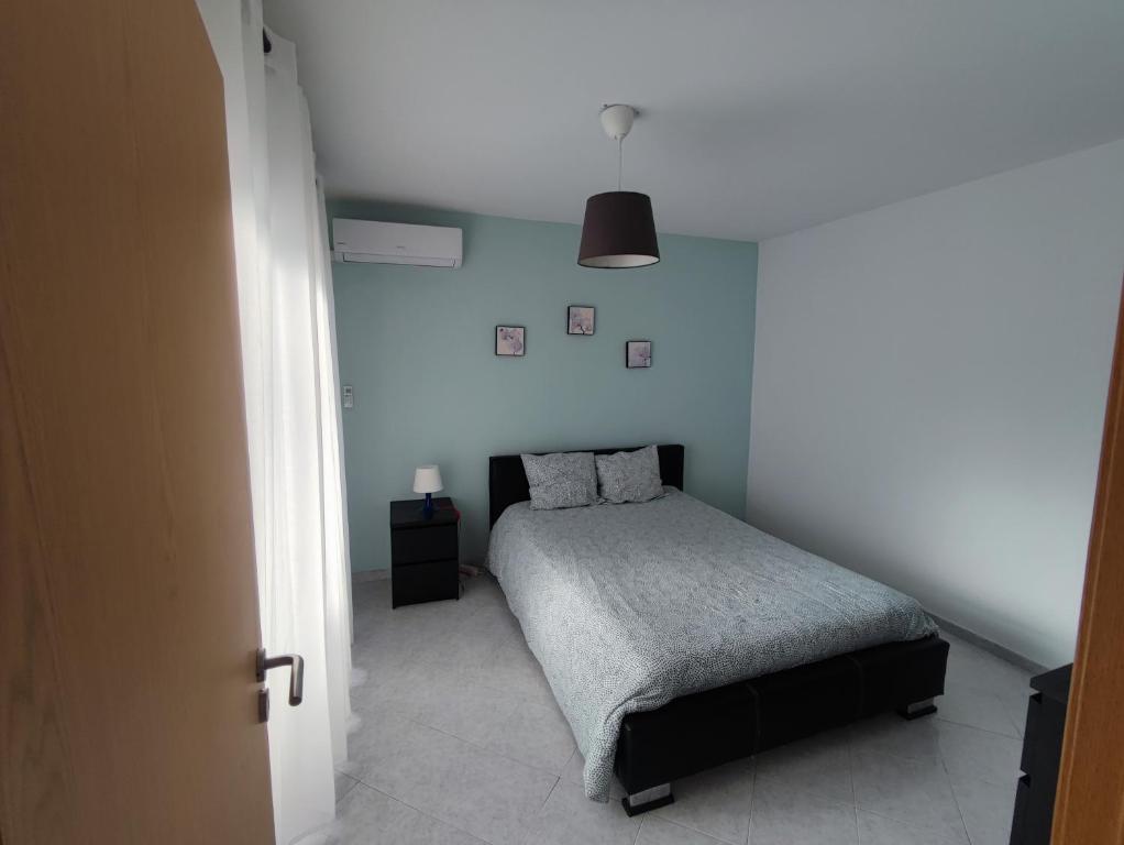 sypialnia z łóżkiem w białym pokoju w obiekcie Alsol C 5361-1 w mieście Quarteira