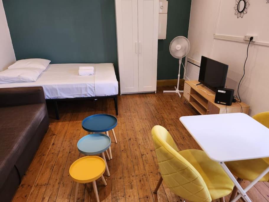 une chambre avec un lit, des chaises et une table dans l'établissement Joli appart Bischheim +terrasse, à Bischheim