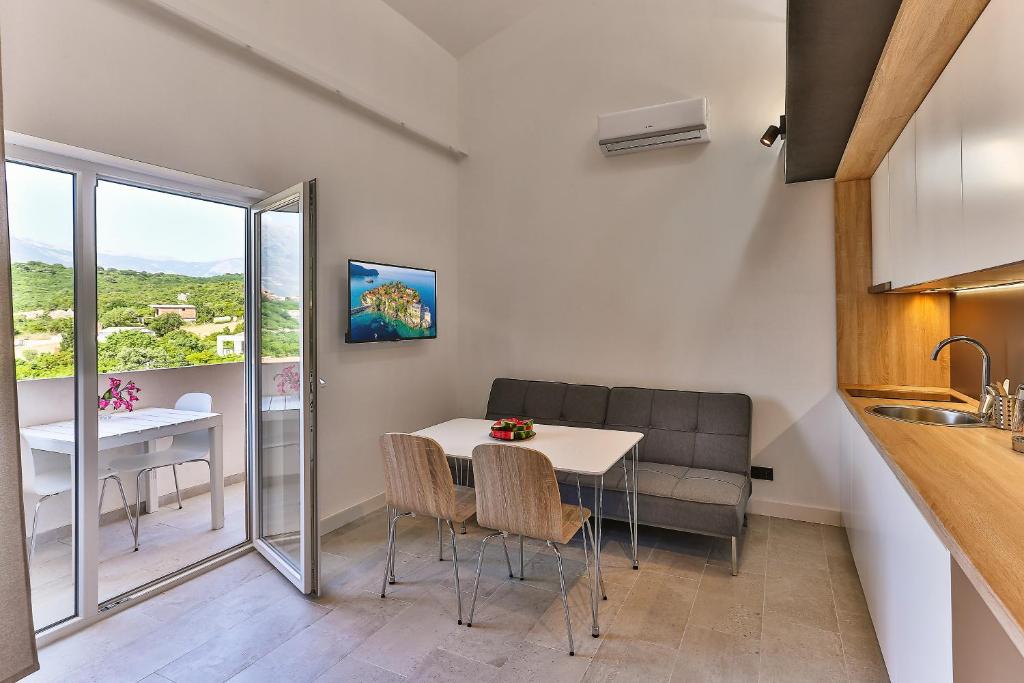 TV a/nebo společenská místnost v ubytování Apartments Magic box II
