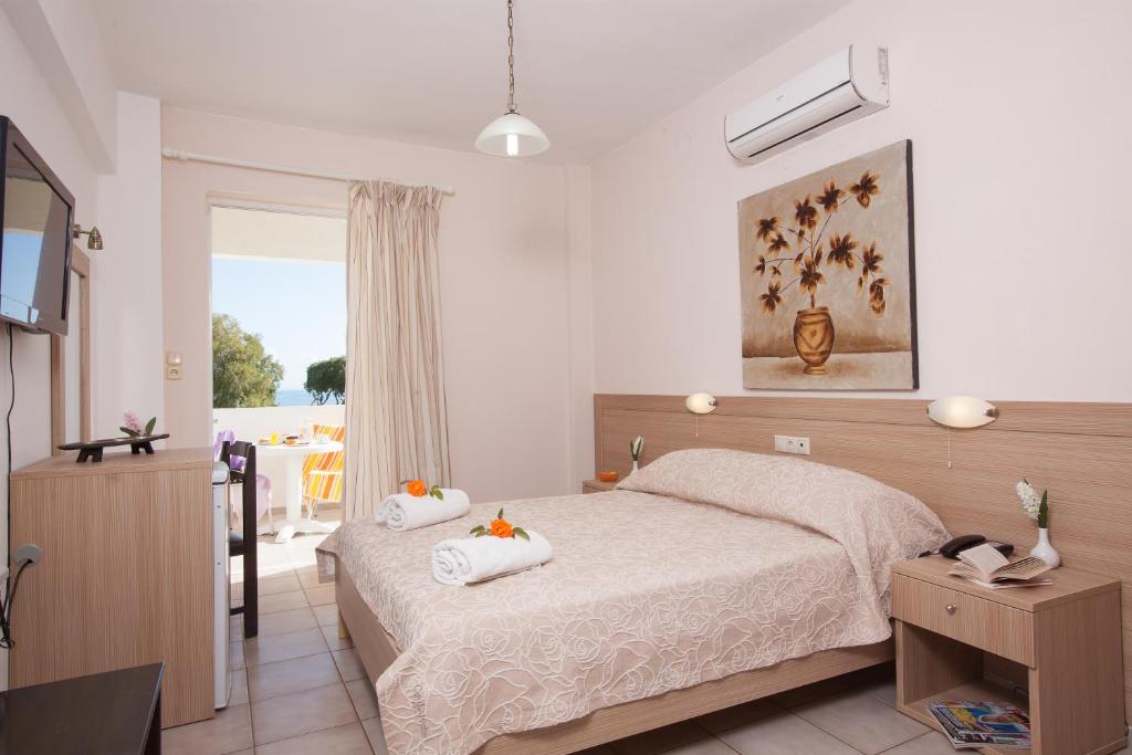 Postel nebo postele na pokoji v ubytování Akti Corali Hotel