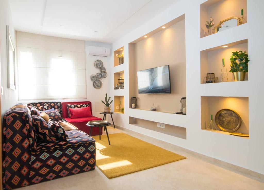 - un salon avec un canapé et une télévision dans l'établissement My Cosy Place Rabat - RABAT AGDAL GARE TGV ARRIBAT Center, à Rabat