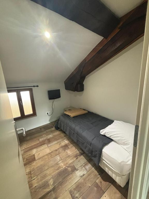 Postel nebo postele na pokoji v ubytování Hôtel Le Coq d'Or