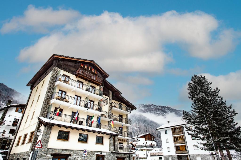 un hotel en las montañas con nieve en el suelo en Hotel Bijou en Valtournenche