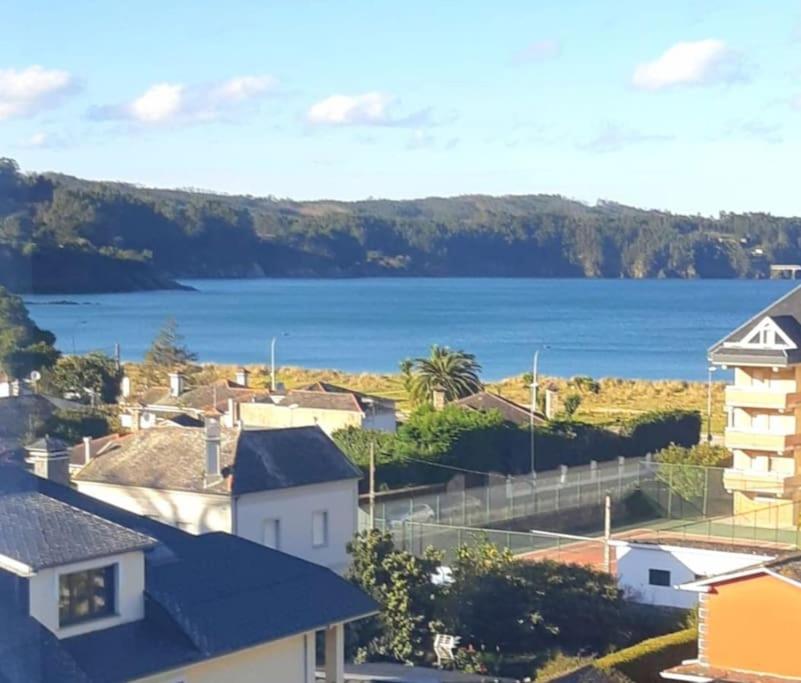 vista su una città con una cassa d'acqua di Neboa a Viveiro