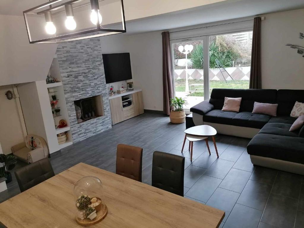 un salon avec un canapé et une table dans l'établissement Maison à coté de Disneyland Paris, Stade de France, Jeux Olympiques, à Claye-Souilly