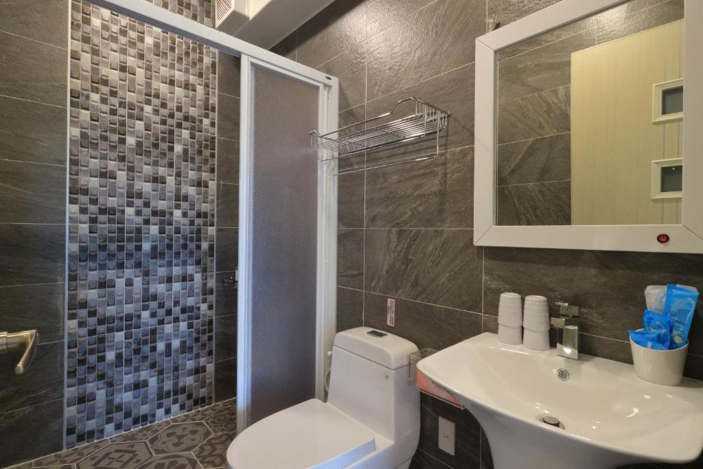 吉安的住宿－花蓮雲朵朵民宿 電梯 陽台 停車處，一间带卫生间、水槽和镜子的浴室