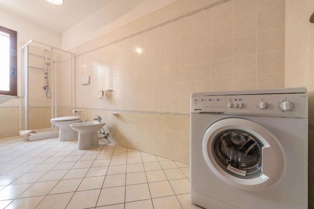 A bathroom at House and Apts. Siniscola/Sardinien 35758