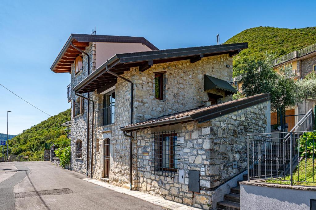 una casa de piedra al lado de una calle en Lago di Iseo - Lake View House (Casa sul Lago) en Tavernola Bergamasca