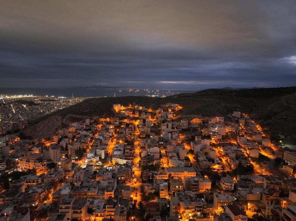 una vista aérea de una ciudad por la noche en Maria’s Home, en Pireo