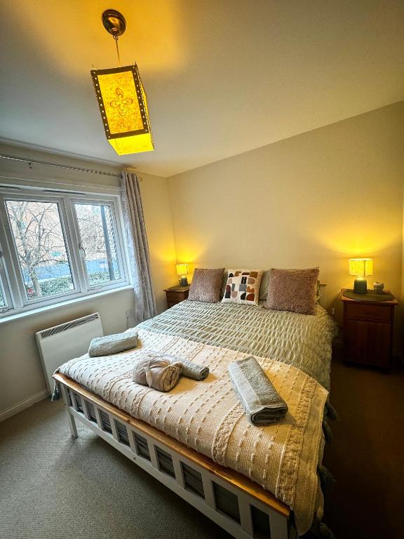 倫敦的住宿－The Singing Canary，一间卧室,配有一张带两个袋子的床